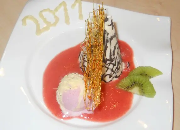 Pfirsichparfait im Schokoladenmantelspitz