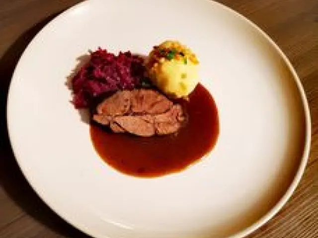 Wildschweinbraten mit Apfelrotkraut und Erdäpfelknödeln