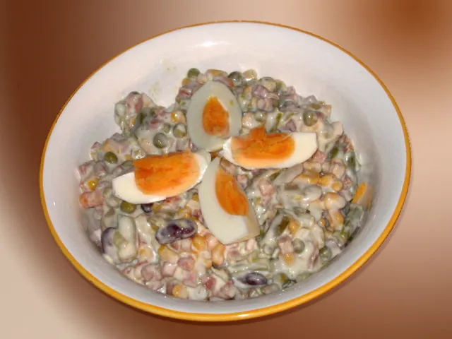 Gemüsemayonnaise mit Eiern