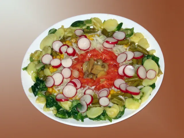 Salatplatte mit Tomaten