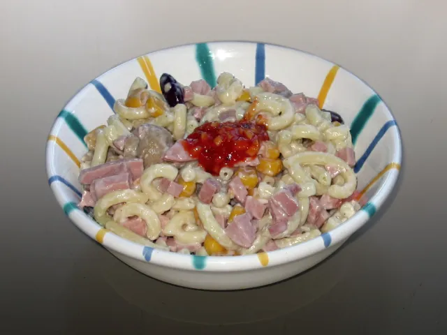 Nudelsalat mit Putenschinken