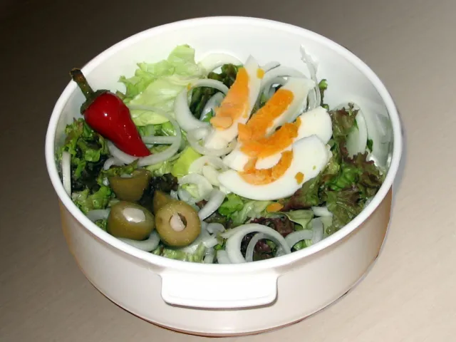 Blattsalat mit Ei