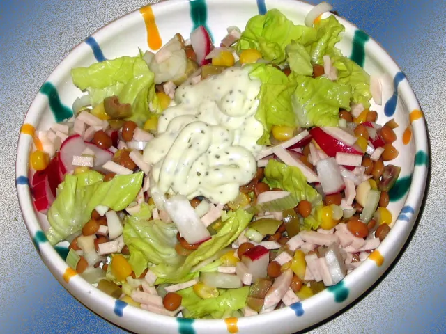 Frühlingssalat mit Hühnchenwurst