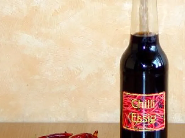 Chili- oder Peperoni-Essig