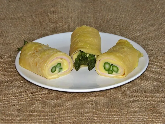 Pfannkuchenröllchen mit Grünspargel