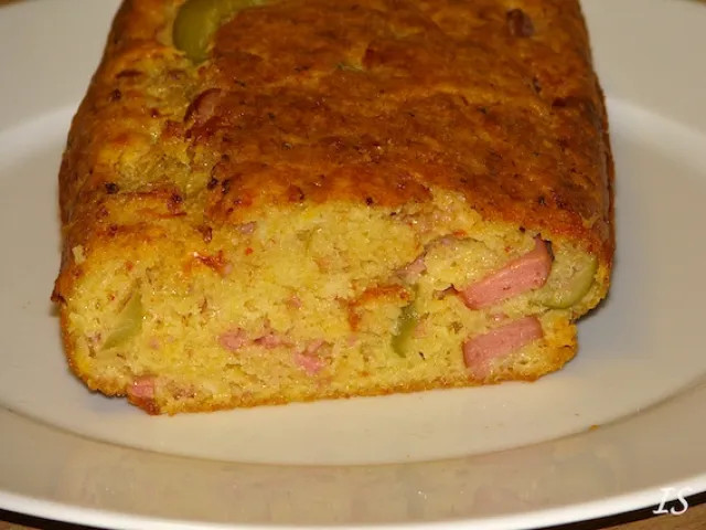 Cake mit Frankfurter und Oliven