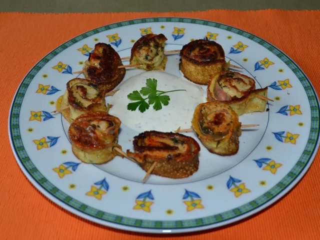 Palatschinkenröllchen pikant gefüllt