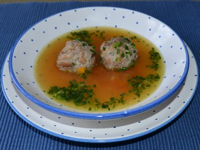 Suppe mit Grammelknöderln
