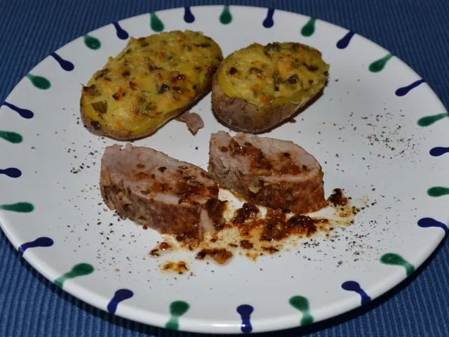 Gebratenes Schweinsfilet mit gefüllten Kartoffeln