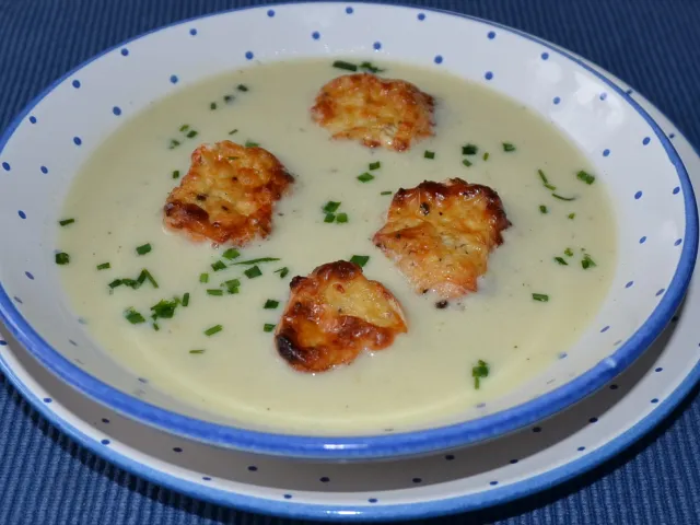 Rahmsuppe mit Käsekrusteln