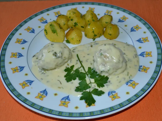 gekochte Fleischblällchen in Petersilsoße
