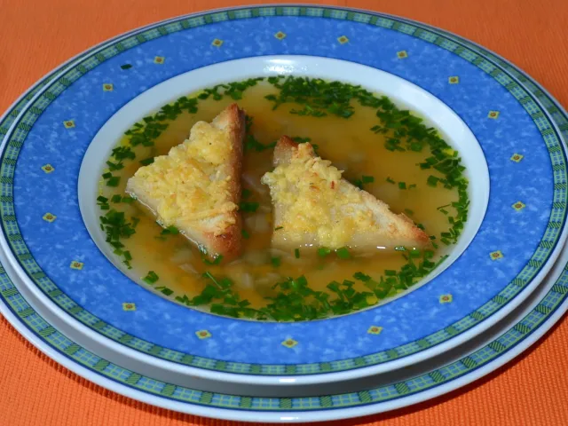 Suppe mit überbackenen Käseecken