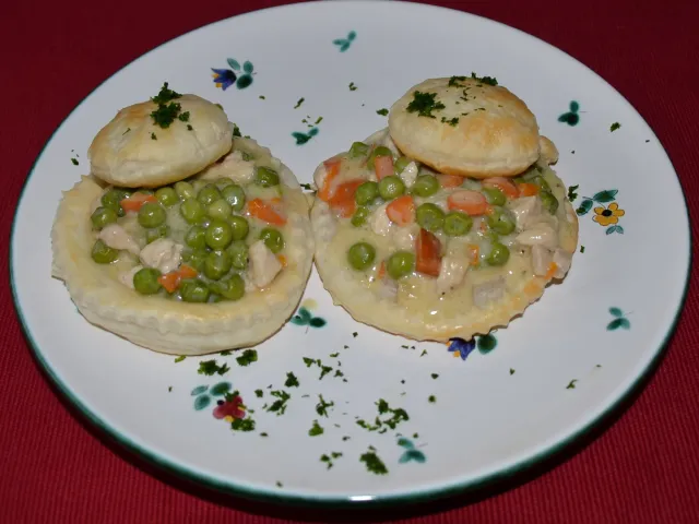 Eingemachtes Huhn im Blätterteigschüsserl