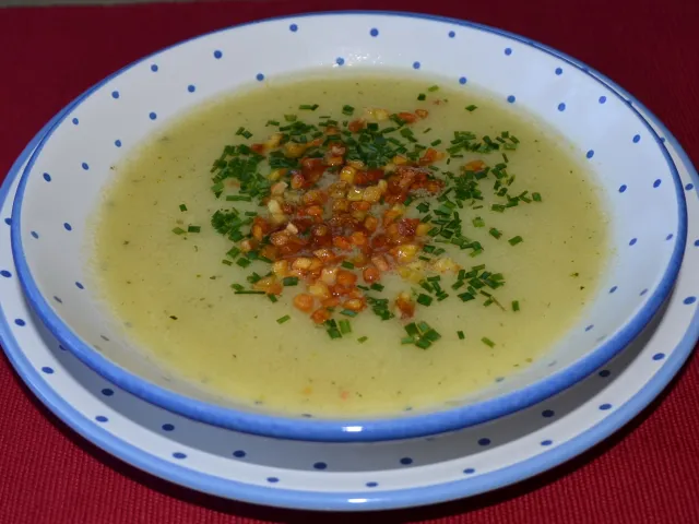 Kartoffelcremesuppe mit gerösteten Kartoffelwürferl