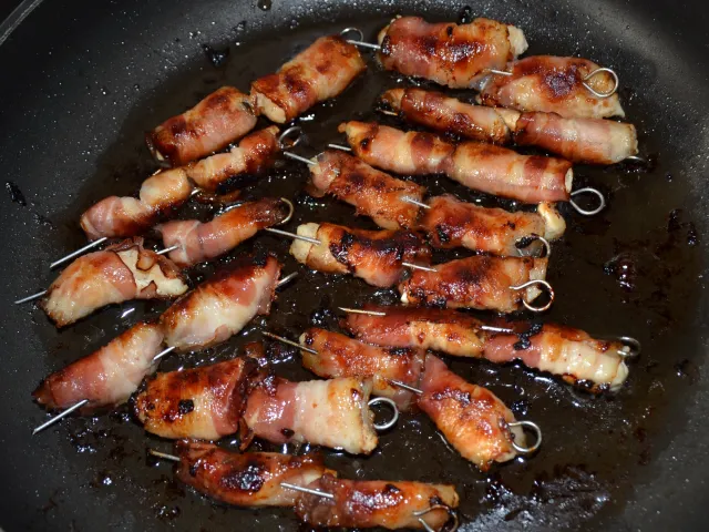 Hendl-Häppchen im Speckhemd mit Knoblauch-Dip