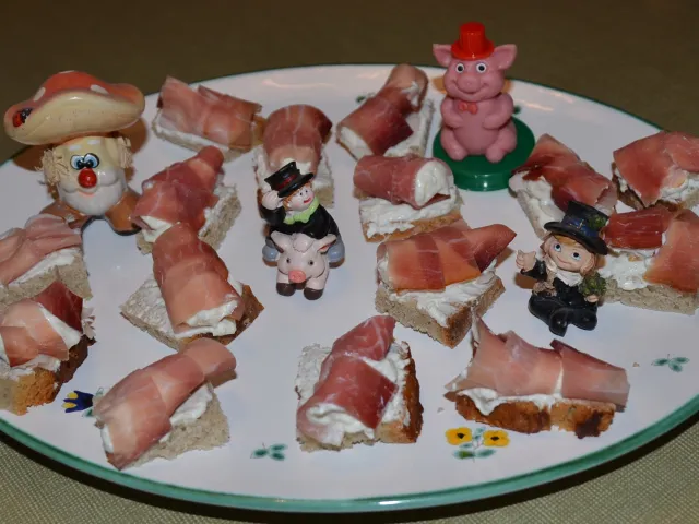 Brötchen Topfen-Krenaufstrich und Speckröllchen