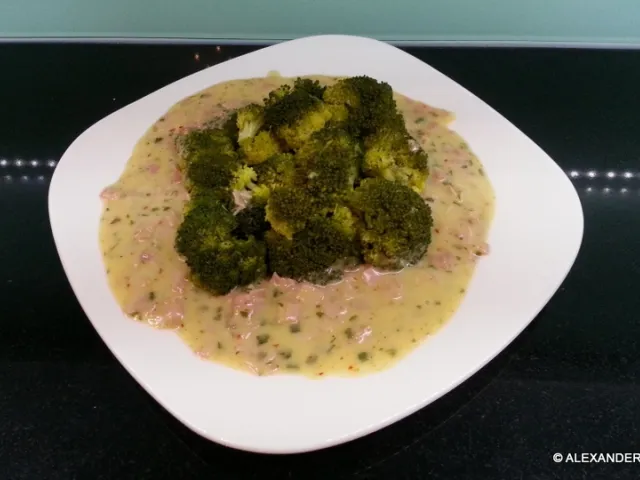 Broccoli in Schinkensoße