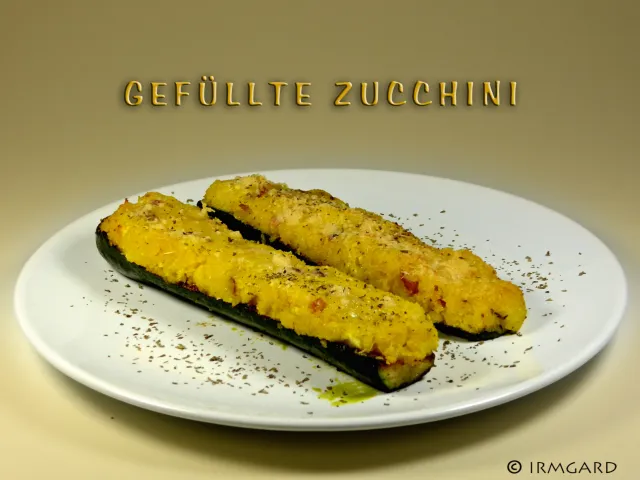 Gefüllte Zucchini