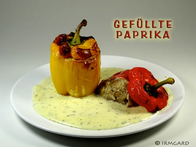 Gefüllte Paprika mit Käsesosse