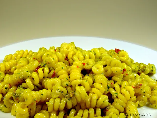 Pasta mit Knoblauch-Chili-Pesto