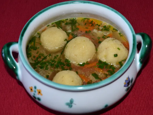 Grießknöderl-Suppe