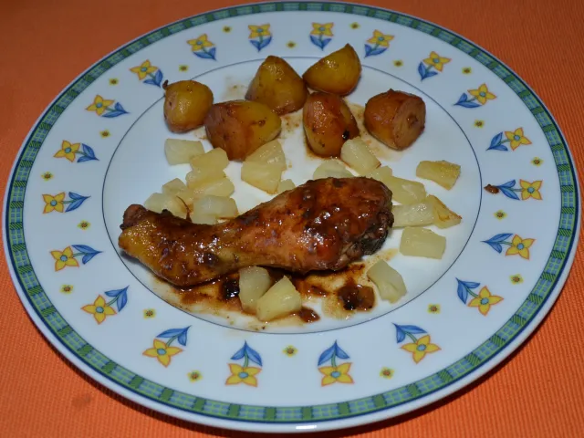 Hendlunterkeulen mit Ananas