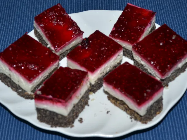 Mohn-Topfen-Schnitten mit Himbeerspiegel