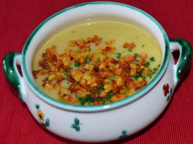 Erdäpfel-Selleriesuppe