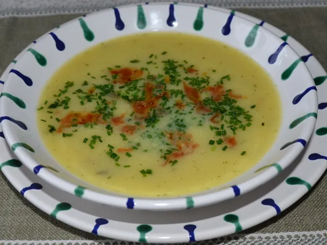 Kartoffelsuppe mit geröstenen Schinkenstreifen