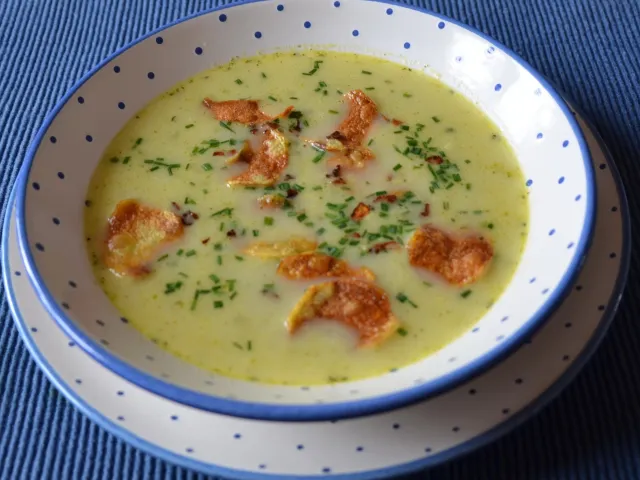 Kartoffelsuppe mit Pilzen und Chips