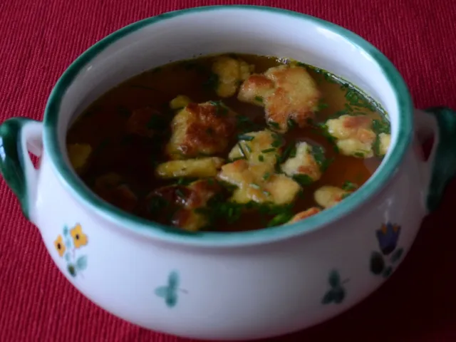 Suppe mit goldenen Semmelwürfel