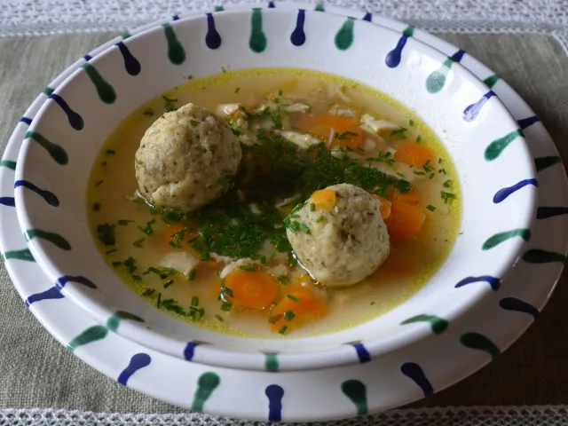Hendlsuppe mit Majoranknöderl