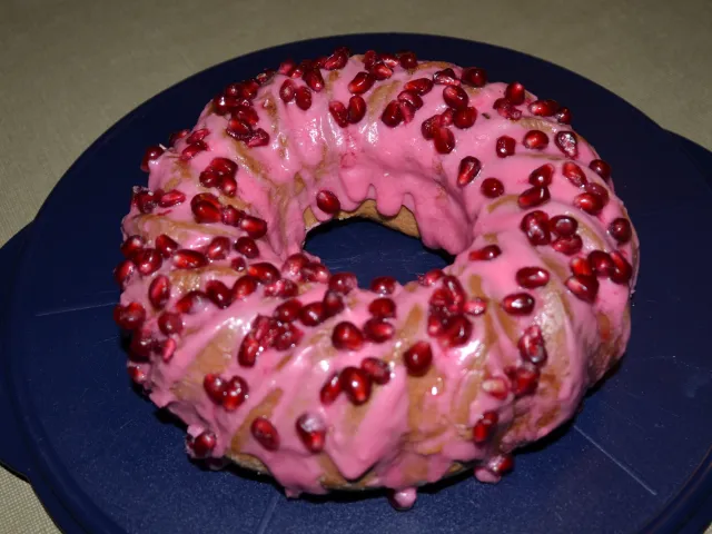 Buttermilchgugelhupf mit Granatapfelglasur