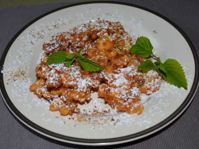 Holunderblüten im Backteig