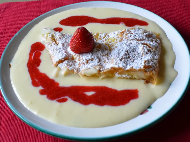 Topfenstrudel mit frischen Erdbeeren