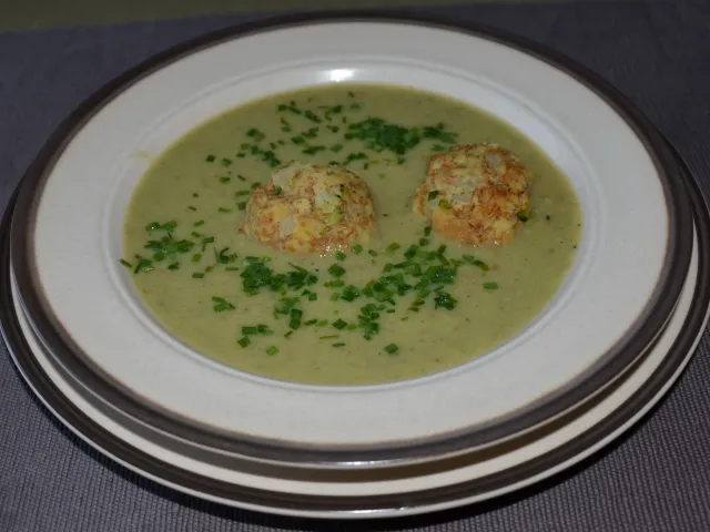 Brokkolicremesuppe mit Brotknöderl