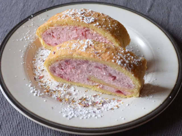 Erdbeer-Basilikum-Roulade