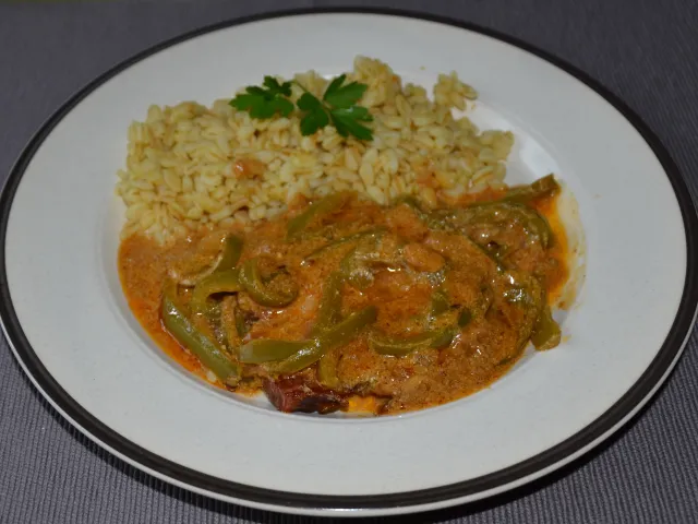 Schopf mit Paprikagemüse