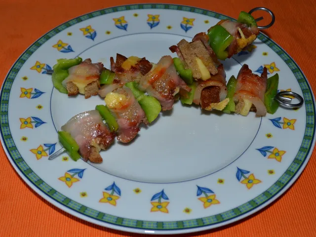 Brotspieße mit Speck