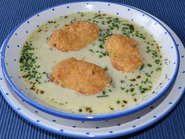 Rahmsuppe mit Käsekrusteln