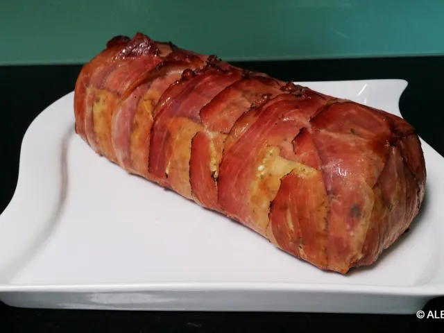 Schweinsfilet im pikanten Speck-Semmel-Mantel