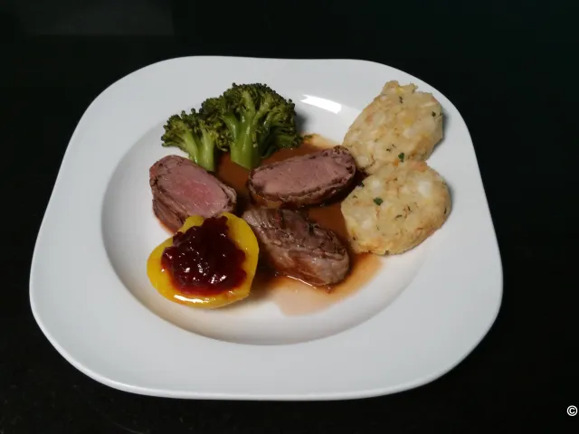 Rehrücken im Speckmantel