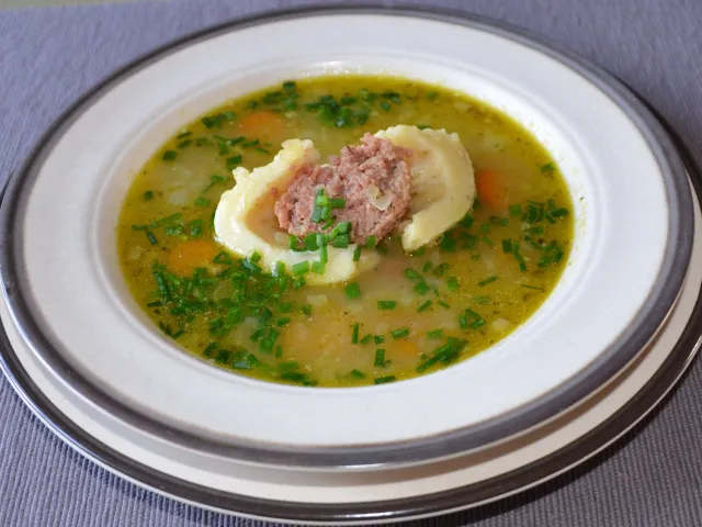 Schnelle Suppe mit Fleischknödel