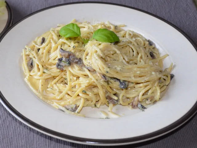 Spaghetti mit Champignon-Käsesuppe