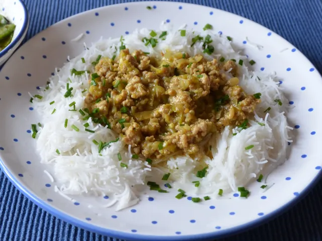 Würzig Faschiertes auf Reisnudeln