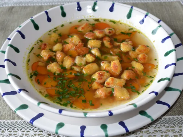Suppe mit knusprigen Semmelwürfeln