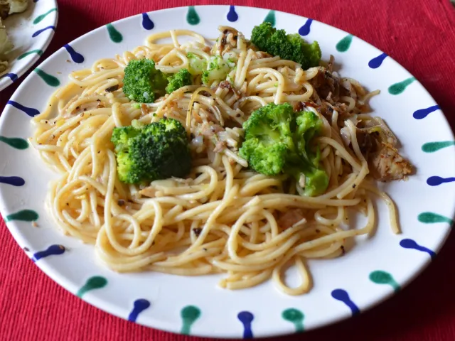 Marinierte Hendlkeulen mit Eiernudeln