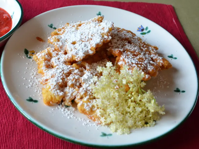 Gebackene Holunderblüten