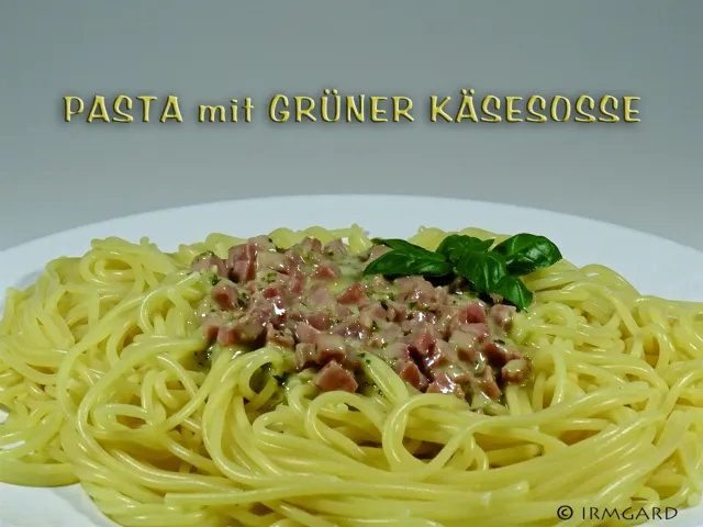 Pasta mit grüner Käsesosse