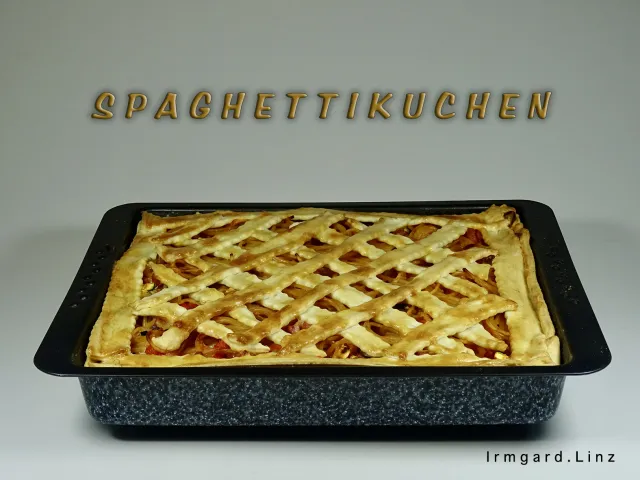 Spaghettikuchen unter Teiggitter